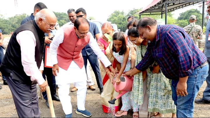 मुख्यमंत्री श्री चौहान ने बेलपत्र, कदम्ब और जामुन के पौधे रोपे